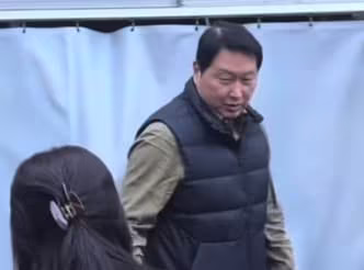 본문 이미지 - 최태원 SK그룹 회장이 임직원과의 회식을 위해 식당으로 들어서고 있다.(자료 인스타그램)/뉴스1
