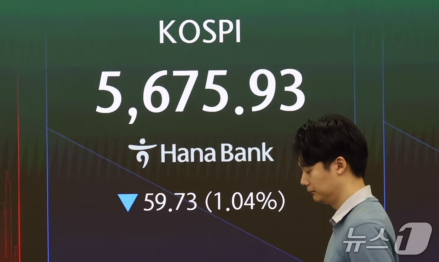 본문 이미지 - 22일 오전 서울 중구 하나은행 딜링룸 전광판에 장 초반 코스피 지수 등 시황이 표시되고 있다.2026.10.22 ⓒ 뉴스1 박지혜 기자