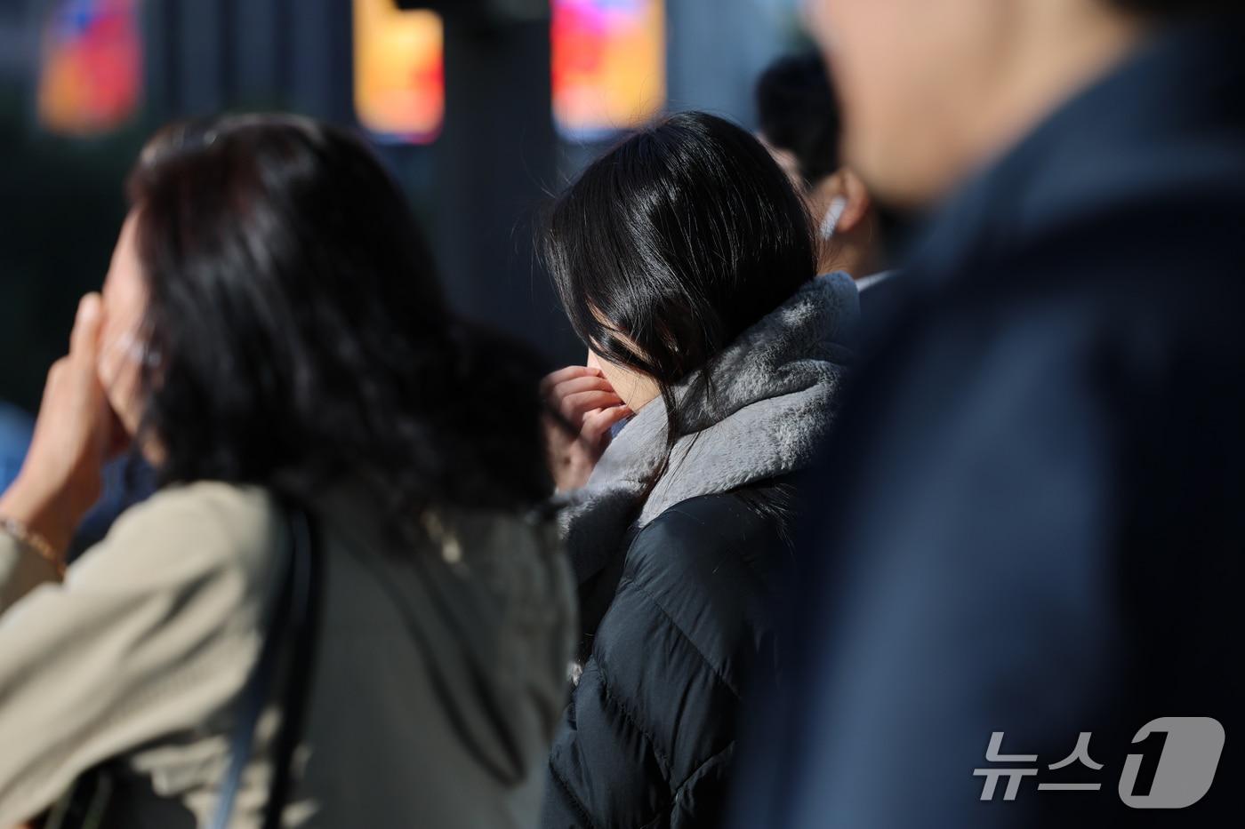 본문 이미지 - 목도리 두른 시민 ⓒ 뉴스1 안은나 기자
