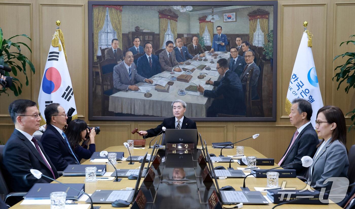 본문 이미지 - 신현송 한국은행 총재가 22일 서울 중구 한국은행에서 열린 금융통화위원회 회의에서 의사봉을 두드리고 있다. 2026.10.22 ⓒ 뉴스1 사진공동취재단