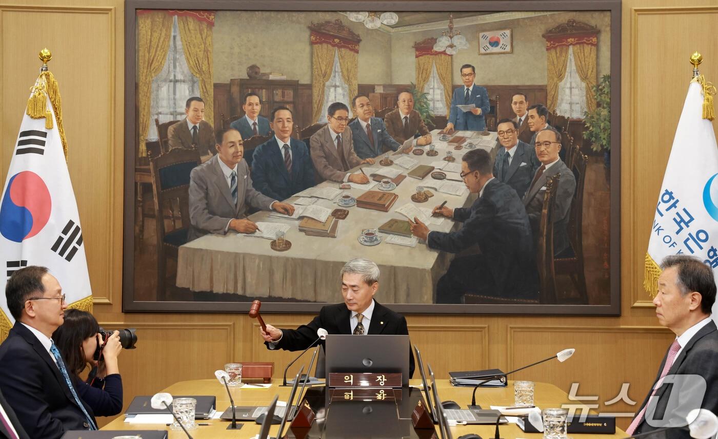 본문 이미지 - 신현송 한국은행 총재가 22일 서울 중구 한국은행에서 열린 금융통화위원회 회의에서 의사봉을 두드리고 있다. 2026.10.22 ⓒ 뉴스1 사진공동취재단