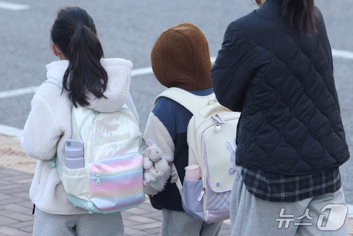 본문 이미지 - 경기도 일부 지역 아침 최저기온이 올가을 들어 처음으로 영하권으로 떨어지며 초겨울 수준의 날씨를 보인 22일 오전 경기 화성시의 한 초등학교 앞에서 학생들이 두터운 외투를 입고 등교를 하고 있다. 2026.10.22 ⓒ 뉴스1 김영운 기자