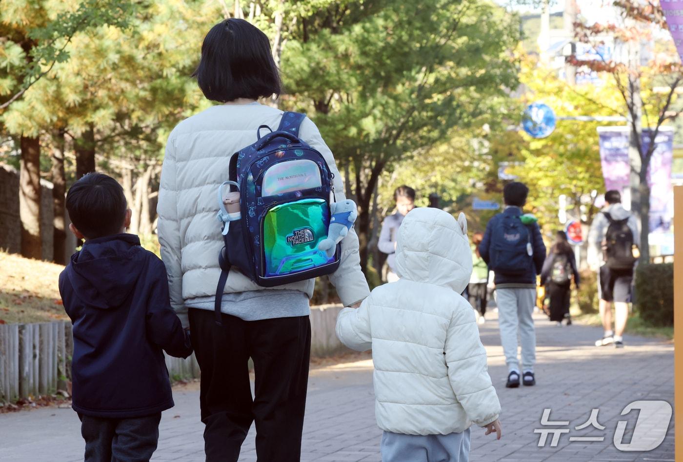 본문 이미지 - 경기도 일부 지역 아침 최저기온이 올가을 들어 처음으로 영하권으로 떨어지며 초겨울 수준의 날씨를 보인 22일 오전 경기 화성시의 한 초등학교 앞에서 학생들이 두터운 외투를 입고 등교를 하고 있다. 2026.10.22 ⓒ 뉴스1 김영운 기자