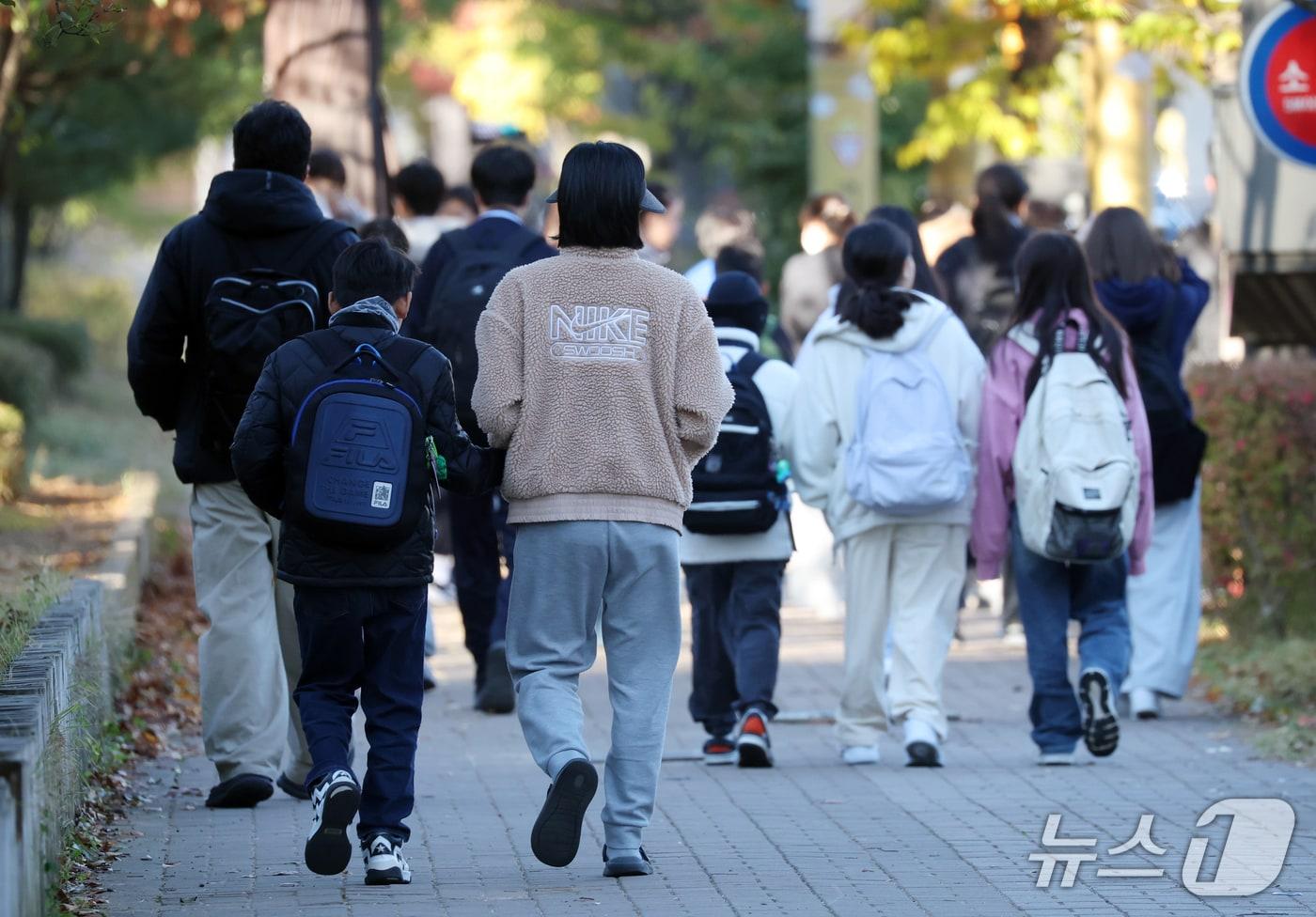 본문 이미지 - 경기도 일부 지역 아침 최저기온이 올가을 들어 처음으로 영하권으로 떨어지며 초겨울 수준의 날씨를 보인 22일 오전 경기 화성시의 한 초등학교 앞에서 학생들이 두터운 외투를 입고 등교를 하고 있다. 2026.10.22 ⓒ 뉴스1 김영운 기자