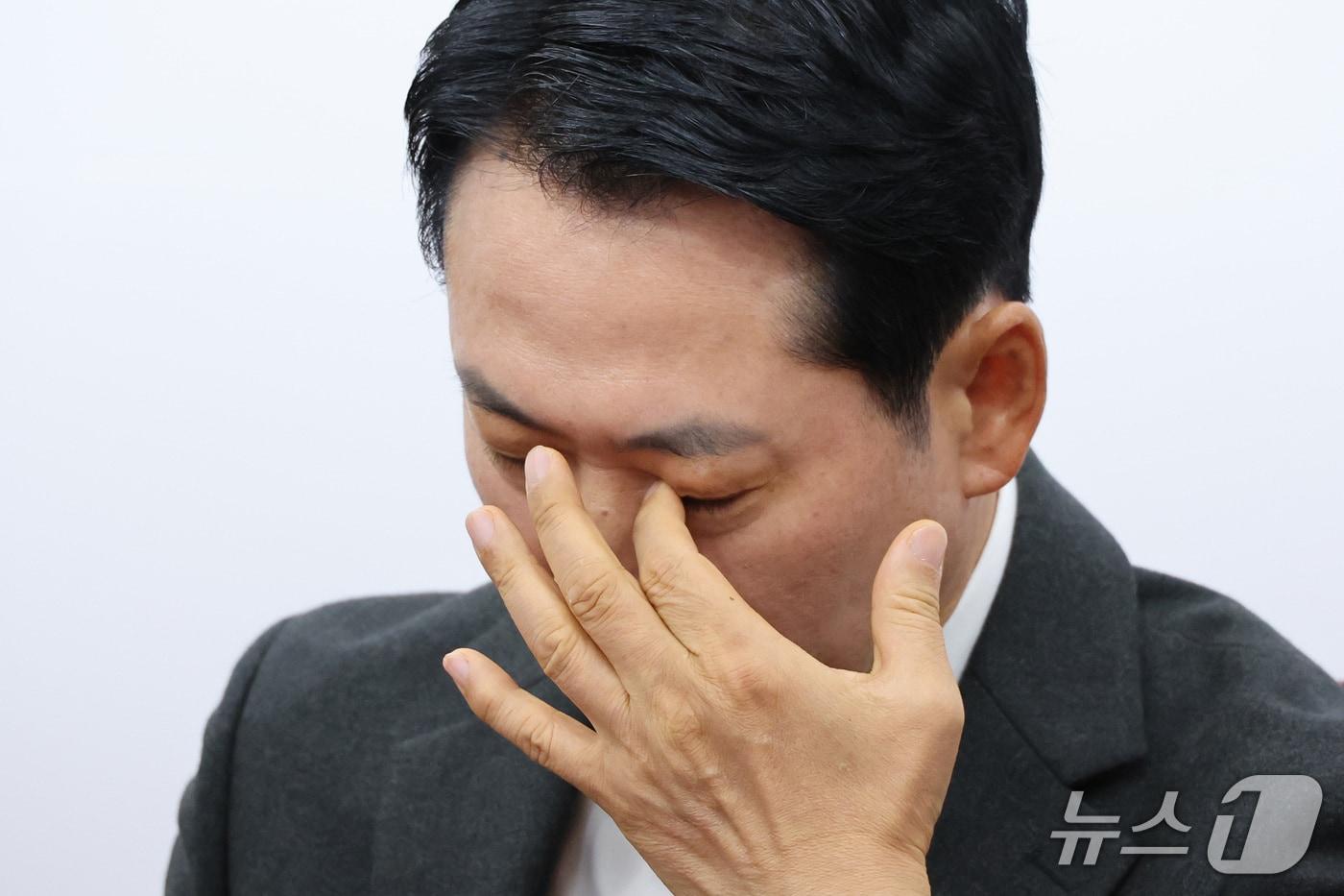 본문 이미지 - 장동혁 국민의힘 대표가 22일 서울 여의도 국회에서 열린 최고위원회의에서 얼굴을 매만지고 있다. 2026.10.22 ⓒ 뉴스1 신웅수 기자