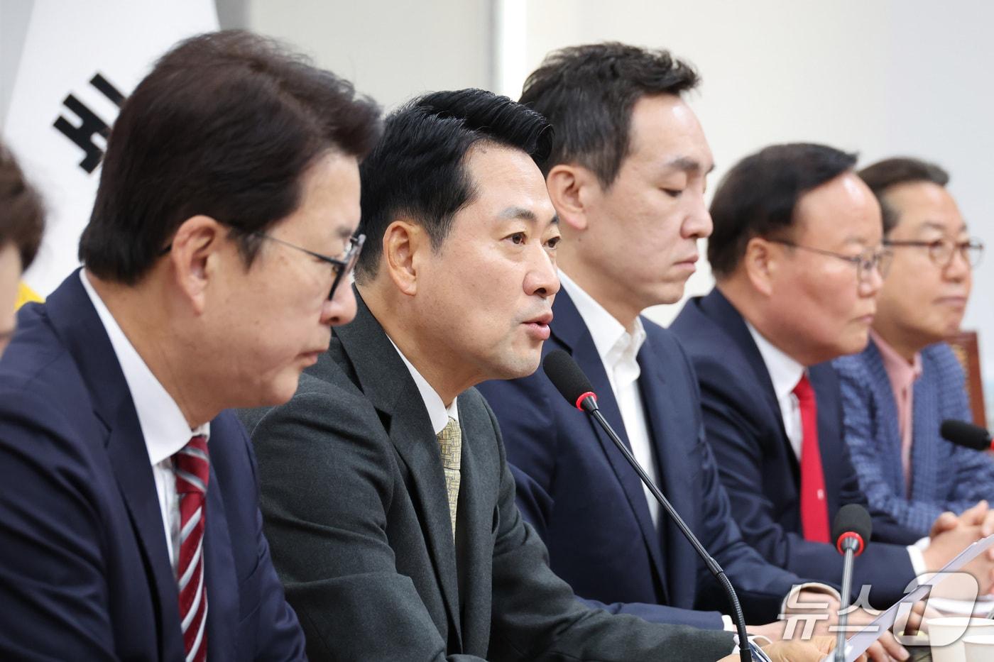 본문 이미지 - 장동혁 국민의힘 대표가 22일 서울 여의도 국회에서 열린 최고위원회의에서 발언하고 있다. 2026.10.22 ⓒ 뉴스1 신웅수 기자
