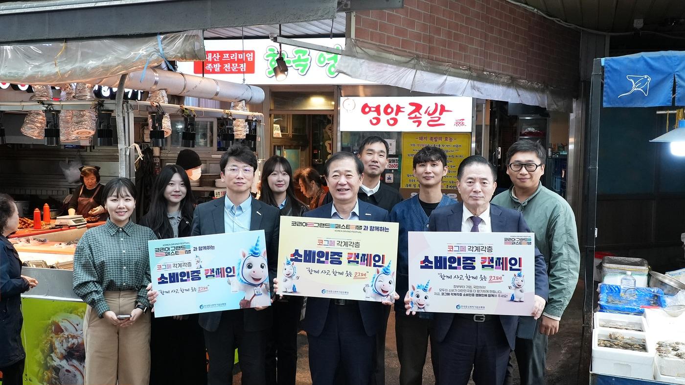 본문 이미지 - 21일 이태식 한유원 대표이사가 서울 강서구 화곡본동시장을 찾아 기념 사진을 촬영하고 있다. (한국중소벤처기업유통원 제공)