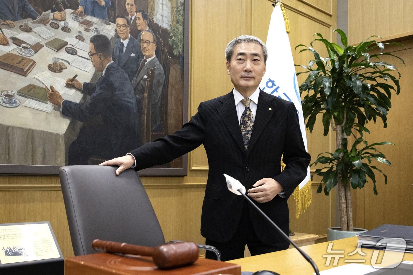 본문 이미지 - 신현송 한국은행 총재가 22일 오전 서울 중구 한국은행에서 열린 금융통화위원회 본회의에 참석하고 있다. 2026.10.22 ⓒ 뉴스1 사진공동취재단