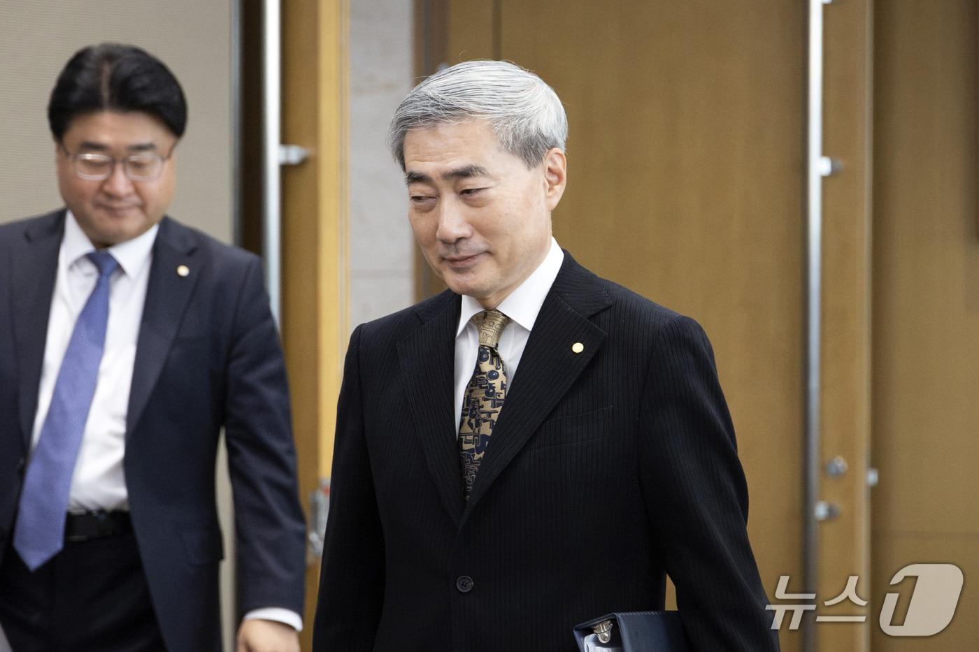 본문 이미지 - 신현송 한국은행 총재가 22일 오전 서울 중구 한국은행에서 열린 금융통화위원회 본회의에 참석하고 있다. 2026.10.22 ⓒ 뉴스1 사진공동취재단