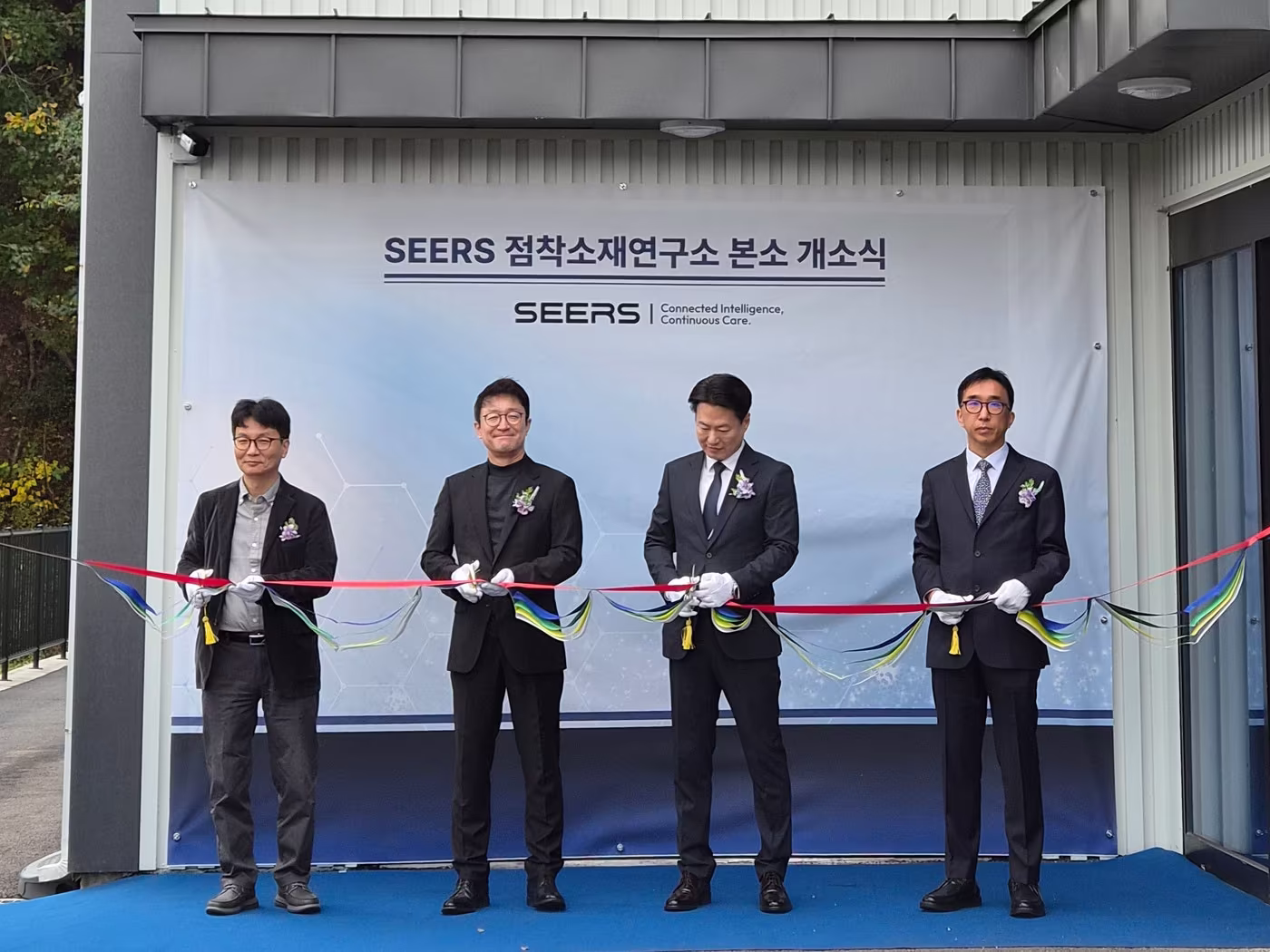 본문 이미지 - 지난 21일 열린 씨어스 용인 신공장 개소식에서 (왼쪽부터) 송희석 CTO 부사장, 이영신 대표, 채정훈 점착소재연구소장, 김경철 디지털헬스케어연구소장이 테이프 커팅식을 갖고 기념촬영을 하고 있다. (씨어스 제공) 