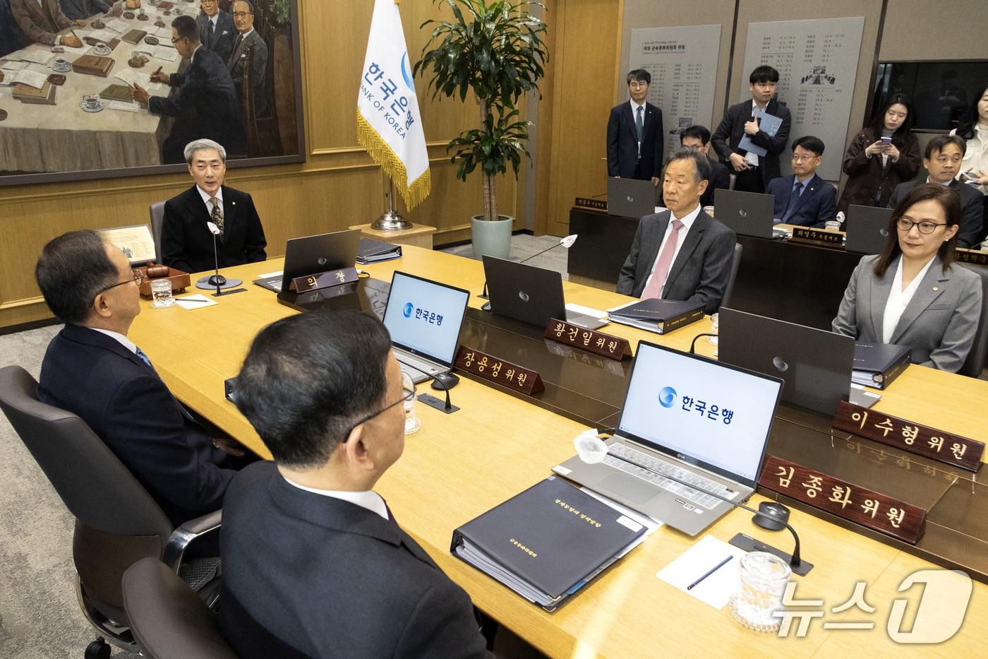 본문 이미지 - 신현송 한국은행 총재가 22일 서울 중구 한국은행에서 열린 금융통화위원회 통화정책방향 결정회의에서 의사봉을 두드리고 있다. 이날 금통위는 기준금리를 현행 연 3.00%로 동결했다. 2026.10.22 ⓒ 뉴스1 사진공동취재단