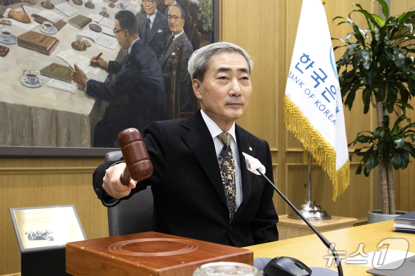 본문 이미지 - 신현송 한국은행 총재가 22일 서울 중구 한국은행에서 열린 금융통화위원회 통화정책방향 결정회의에서 의사봉을 두드리고 있다. 이날 금통위는 기준금리를 현행 연 3.00%로 동결했다. 2026.10.22 ⓒ 뉴스1 사진공동취재단