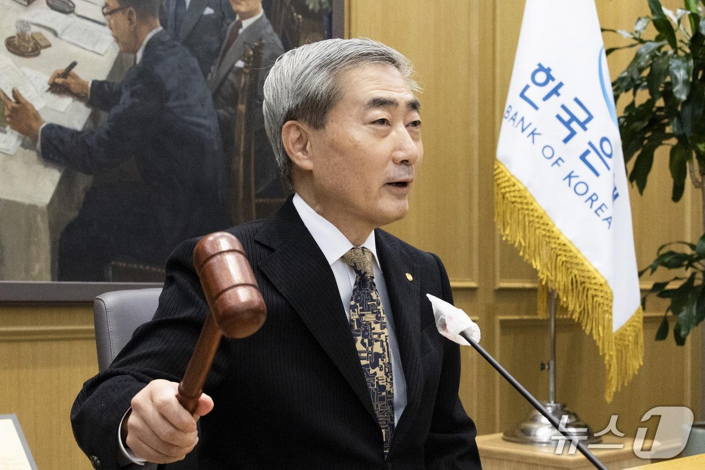 본문 이미지 - 신현송 한국은행 총재가 22일 서울 중구 한국은행에서 열린 금융통화위원회 통화정책방향 결정회의에서 의사봉을 두드리고 있다. 이날 금통위는 기준금리를 현행 연 3.00%로 동결했다. 2026.10.22 ⓒ 뉴스1 사진공동취재단