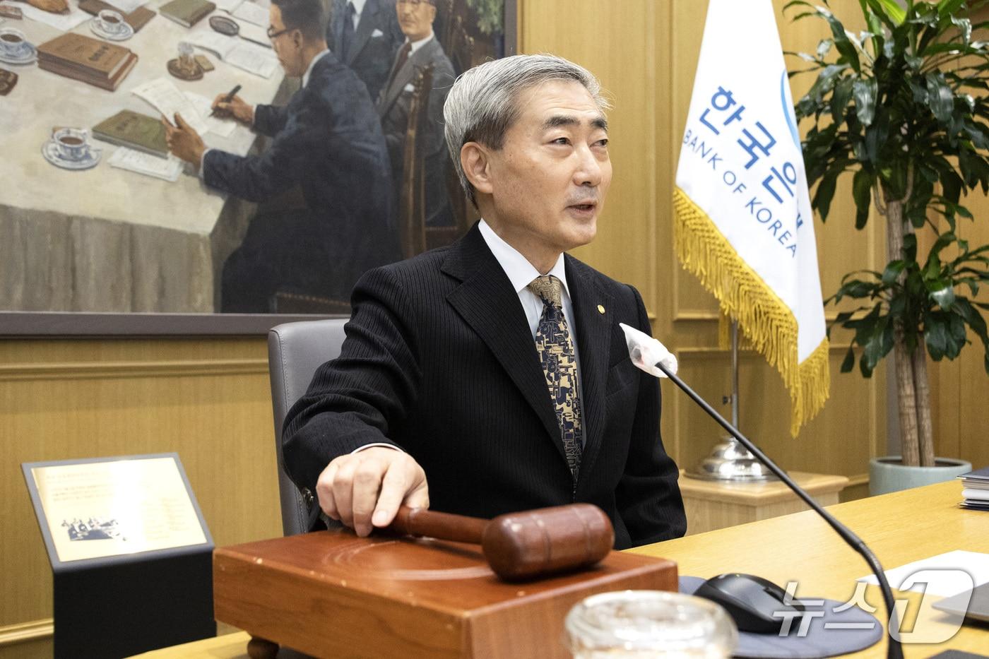 본문 이미지 - 신현송 한국은행 총재가 22일 서울 중구 한국은행에서 열린 금융통화위원회 통화정책방향 결정회의에서 의사봉을 두드리고 있다. 이날 금통위는 기준금리를 현행 연 3.00%로 동결했다. 2026.10.22 ⓒ 뉴스1 사진공동취재단