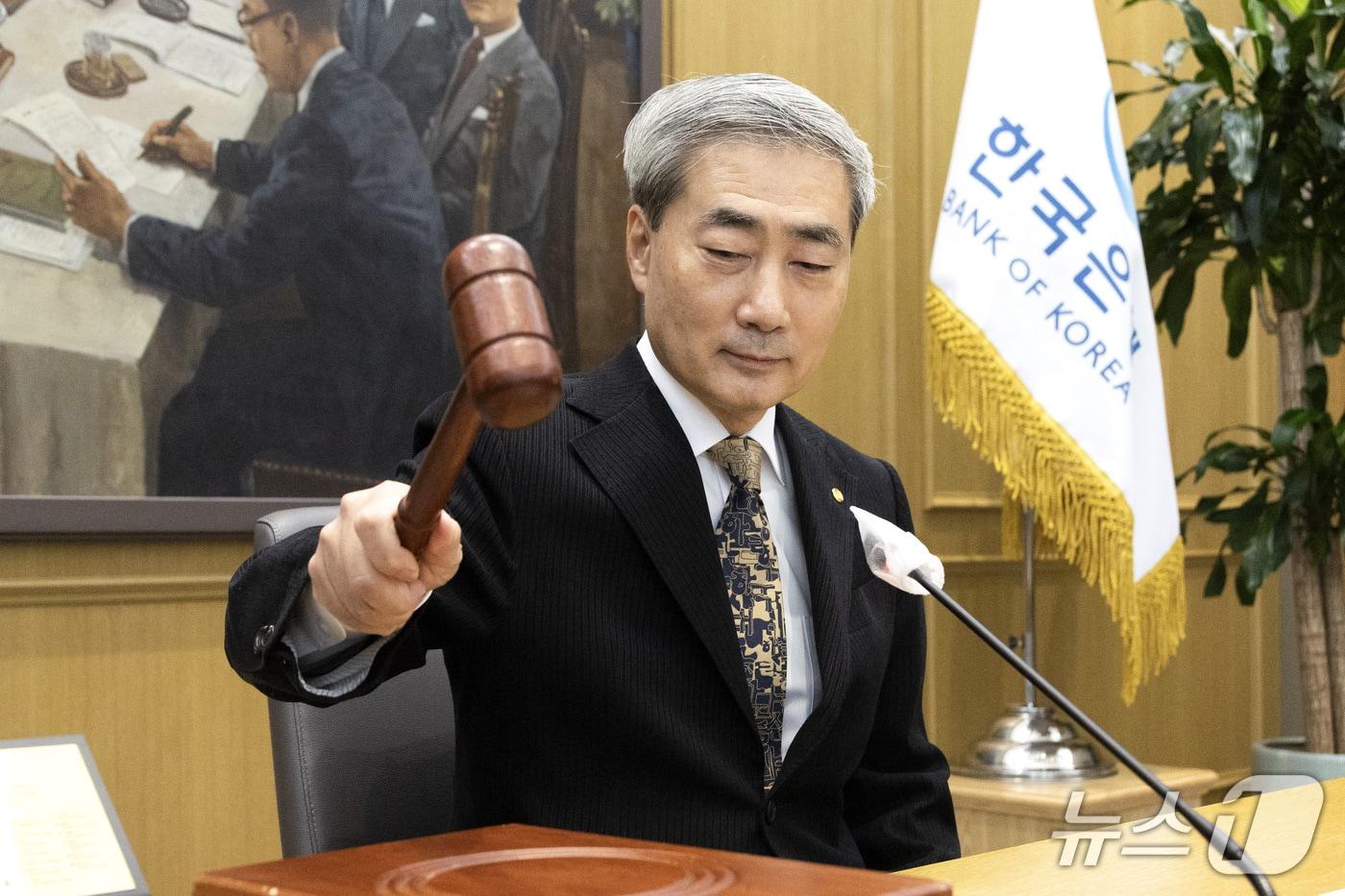 본문 이미지 - 신현송 한국은행 총재가 22일 서울 중구 한국은행에서 열린 금융통화위원회 통화정책방향 결정회의에서 의사봉을 두드리고 있다. 이날 금통위는 기준금리를 현행 연 3.00%로 동결했다. 2026.10.22 ⓒ 뉴스1 사진공동취재단