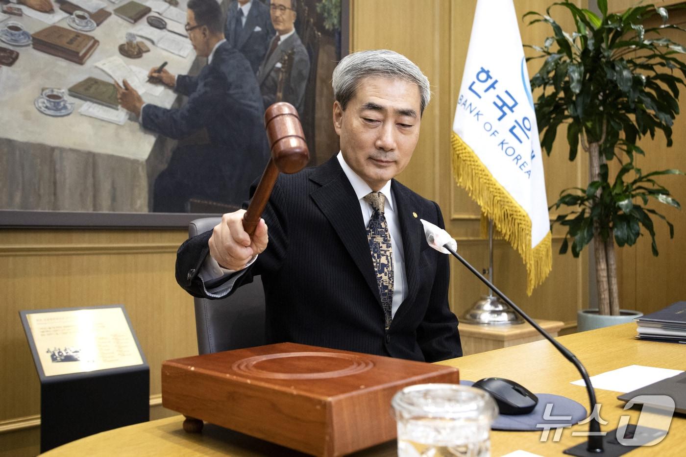 본문 이미지 - 신현송 한국은행 총재가 22일 서울 중구 한국은행에서 열린 금융통화위원회 통화정책방향 결정회의에서 의사봉을 두드리고 있다. 이날 금통위는 기준금리를 현행 연 3.00%로 동결했다. 2026.10.22 ⓒ 뉴스1 사진공동취재단