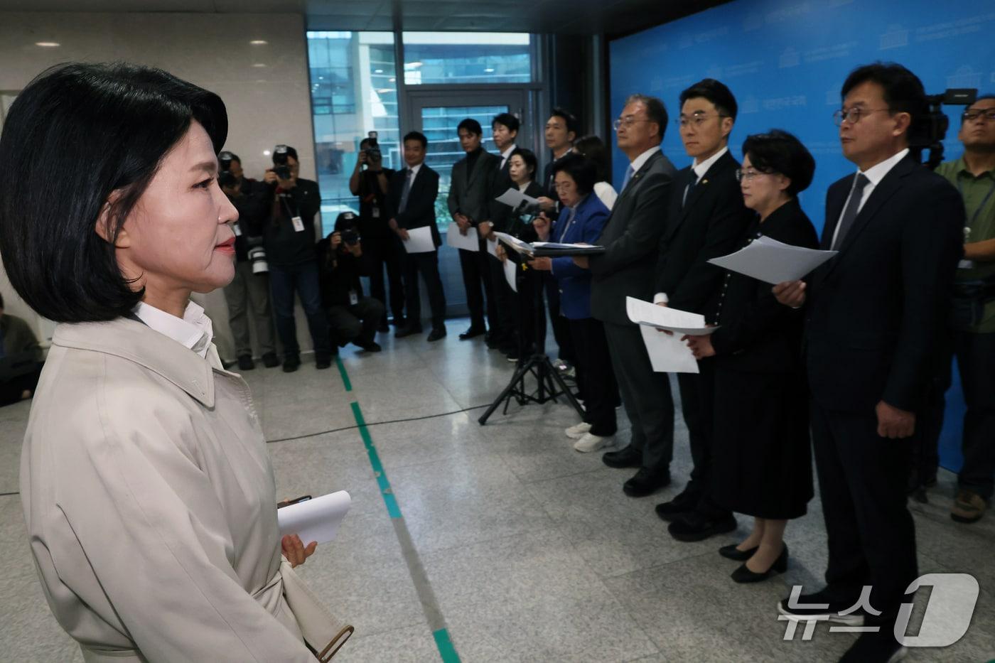 본문 이미지 - 이진숙 국민의힘 의원이 22일 오전 서울 여의도 국회 소통관에서 백브리핑 중인 과학기술정보방송통신위원회 소속 범여권 의원들 옆을 지나가고 있다. 2026.10.22 ⓒ 뉴스1 황기선 기자
