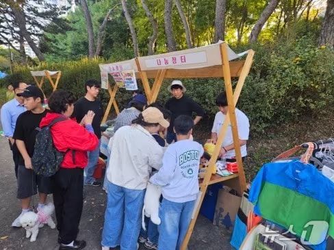 본문 이미지 - 계룡시청 나눔장터에서 시민들이 기증된 중고물품을 살펴보며 구매하고 있다. (계룡시 제공. 재판매 및 DB금지) /뉴스1