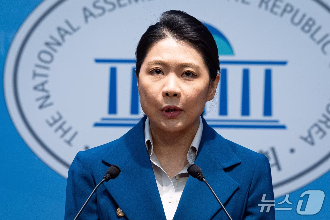 본문 이미지 - 신현영 더불어민주당 대변인이 지난 22일 서울 여의도 국회 소통관에서 현안 브리핑을 하고 있다. 2026.10.22 ⓒ 뉴스1 유승관 기자