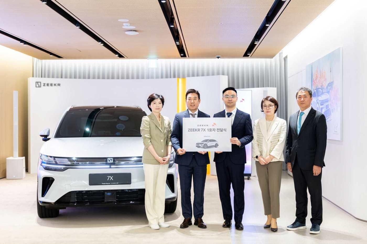 본문 이미지 - 21일 서울 강남의 지커 스토어에서 열린 중형 전기 SUV '7X' 국내 1호차 전달식에서 (왼쪽부터) 이민정 SK온 글로벌 세일즈 실장, 이재승 SK온 세일즈 본부장, 제프 차오 지커 인터내셔널 최고운영책임자(COO), 임현기 지커 코리아 대표, 김동은 지케이모빌리티 대표이사 등이 기념 촬영한 모습.(지커 코리아 제공) 2026.10.21.