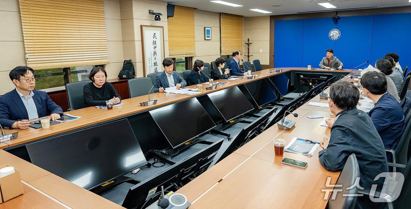 본문 이미지 - 영남대 14개 단과대 학장들이 대학 교육 혁신을 위해 매주 화요일 아침 정례회의를 열고 있다. (영남대 제공. 재판매 및 DB 금지)
