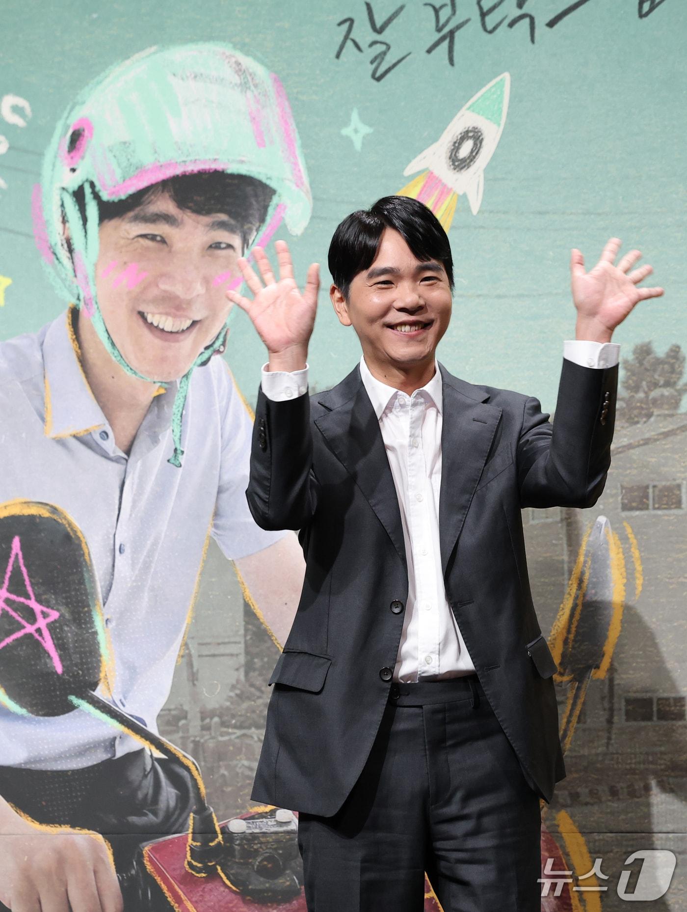 본문 이미지 - 전 바둑기사 이세돌이 22일 서울 영등포구 KBS 별관에서 열린 ‘백수 이세돌’ 제작발표회에 참석해 포즈를 취하고 있다. '백수 이세돌'은 2016년 알파고를 상대로 1승을 거둔 뒤 바둑계를 떠난 이세돌이 10년이 흐른 지금 AI에 맞서 기계가 대체할 수 없는 삶의 일터로 직접 뛰어드는 예능이다. 2026.10.22 ⓒ 뉴스1 권현진 기자