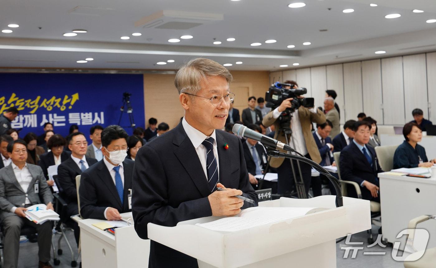 본문 이미지 - [국감] 증인선서하는 민형배 전남광주통합특별시장 민형배 전남광주통합특별시장 22일 전남광주통합특별시 광주청사 중회의실에서 열린 국회 행정안전위원회 국정 감사에서 직원소개와 인사말을 하고 있다. 2026.10.22 ⓒ 뉴스1 김태성 기자