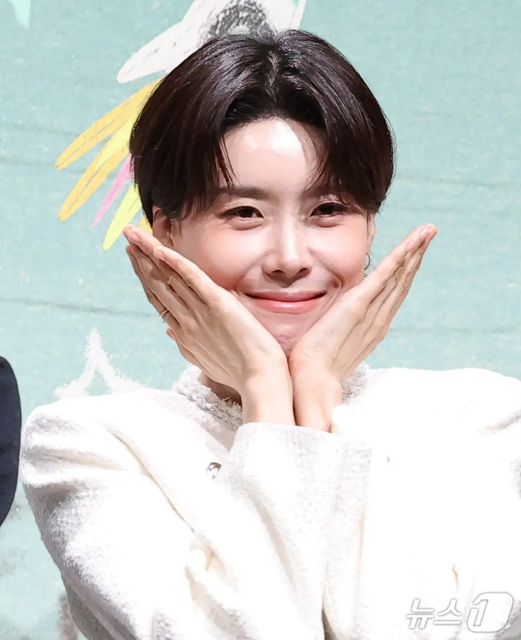 본문 이미지 - 방송인 장도연이 22일 서울 영등포구 KBS 별관에서 열린 ‘백수 이세돌’ 제작발표회에 참석해 포즈를 취하고 있다. '백수 이세돌'은 2016년 알파고를 상대로 1승을 거둔 뒤 바둑계를 떠난 이세돌이 10년이 흐른 지금 AI에 맞서 기계가 대체할 수 없는 삶의 일터로 직접 뛰어드는 예능이다. 2026.10.22 ⓒ 뉴스1 권현진 기자