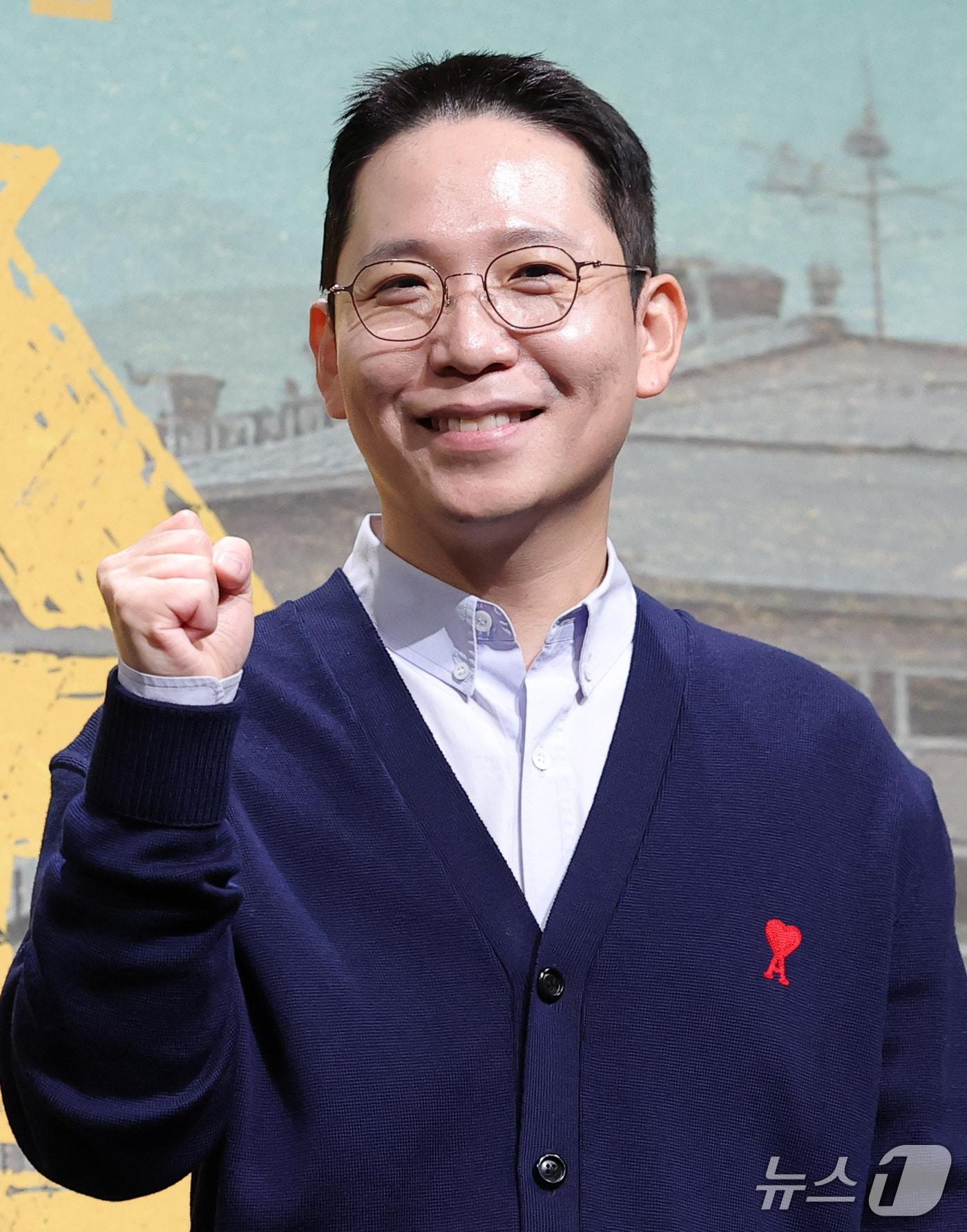 본문 이미지 - 이명섭 PD가 22일 서울 영등포구 KBS 별관에서 열린 ‘백수 이세돌’ 제작발표회에 참석해 포즈를 취하고 있다. '백수 이세돌'은 2016년 알파고를 상대로 1승을 거둔 뒤 바둑계를 떠난 이세돌이 10년이 흐른 지금 AI에 맞서 기계가 대체할 수 없는 삶의 일터로 직접 뛰어드는 예능이다. 2026.10.22 ⓒ 뉴스1 권현진 기자