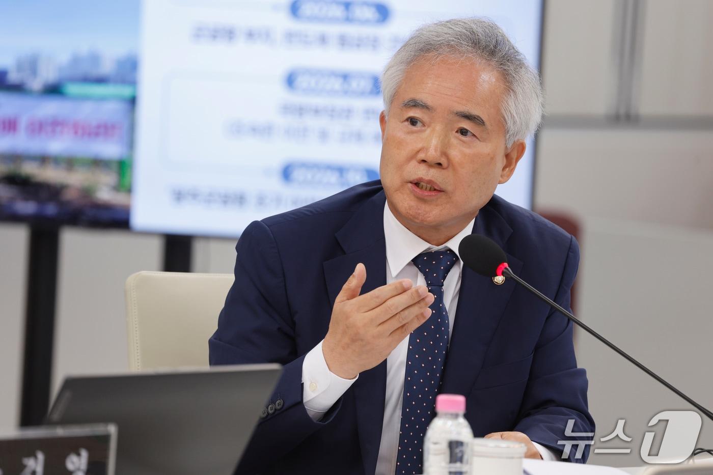 본문 이미지 - 양부남 더불어민주당 의원(전남광주 서구을)이 22일 전남광주통합특별시 광주청사 중회의실에서 열린 국회 행정안전위원회 국정 감사에서 질의하고 있다. 2026.10.22 ⓒ 뉴스1 김태성 기자