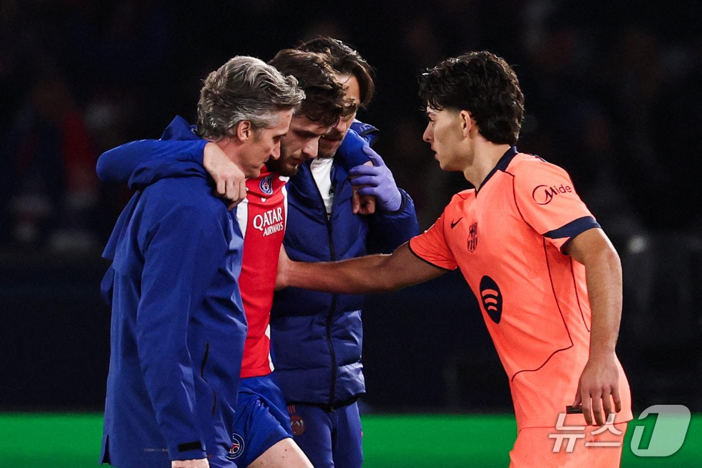 본문 이미지 - 무릅 십자인대 부상을 당한 PSG 흐비차 크바라츠헬리아.ⓒ AFP=뉴스1