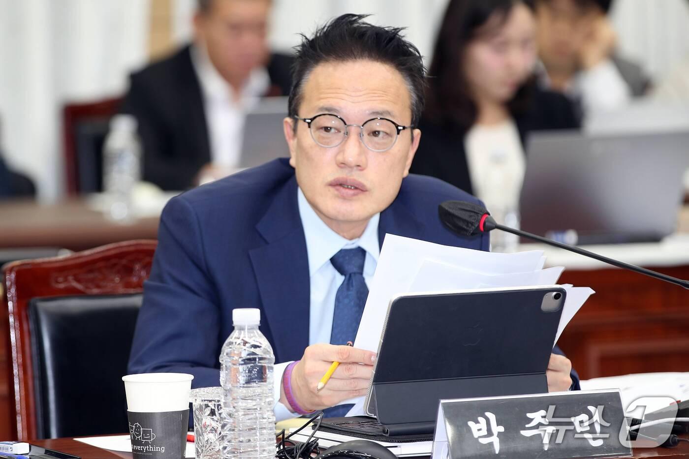 본문 이미지 - 박주민 더불어민주당 의원이 22일 오전 제주도청 탐라홀에서 열린 국회 행정안전위원회의 제주도 국정감사에서 질의하고 있다. 2026.10.22 ⓒ 뉴스1 오미란 기자