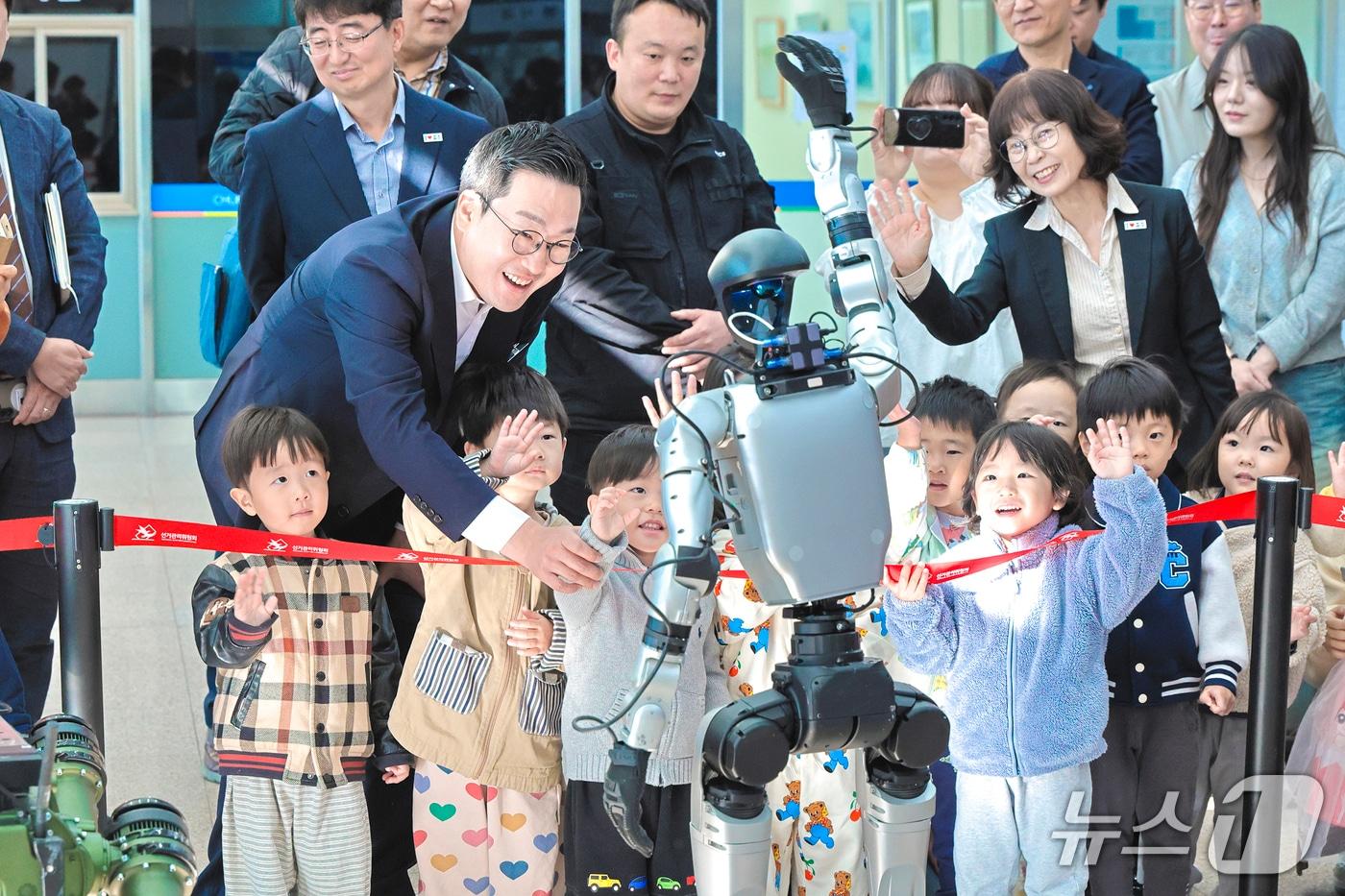 본문 이미지 -  22일 이동석 충주시장과 어린이들이 시청 로비에서 휴머노이드 로봇을 관찰하며 즐거운 시간을 보내고 있다.(충주시 제공. 재판매 및 DB 금지) 2026.10.22/뉴스1