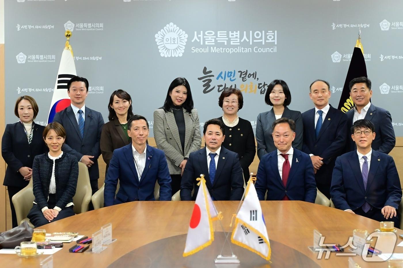 본문 이미지 - 일본 도쿄도의회 의원단과 만난 임만균 서울시의회 의장 모습. (서울시의회 제공)