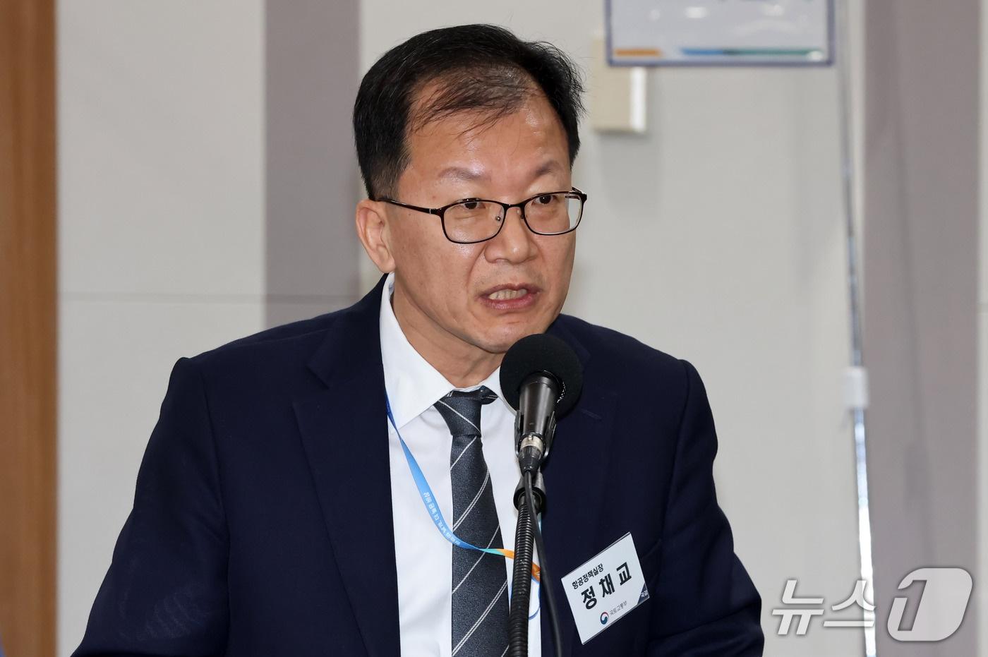 본문 이미지 - 정채교 국토교통부 항공정책실장이 22일 인천 영종도 인청공항공사에서 열린 국토교통위원회의 인천국제공항공사, 한국공항공사, 가덕도신공항건설공단, 항공안전기술원, 국립항공박물관 등에 대한 국정감사에서 의원들의 질의에 답하고 있다. 2026.10.22 ⓒ 뉴스1 공항사진기자단