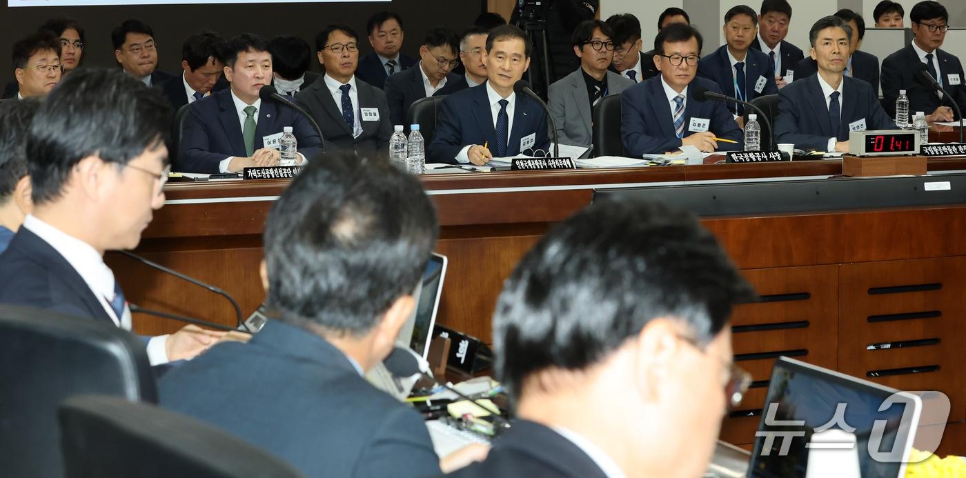 본문 이미지 - 김범호 인천공항공사 사장 직무대행과 김원준 한국공항공사 사장을 비롯한 피감기관장들이 22일 인천 영종도 인청공항공사에서 열린 국토교통위원회의 인천국제공항공사, 한국공항공사, 가덕도신공항건설공단, 항공안전기술원, 국립항공박물관 등에 대한 국정감사에서 의원들의 질의를 경청하고 있다. 2026.10.22 ⓒ 뉴스1 공항사진기자단