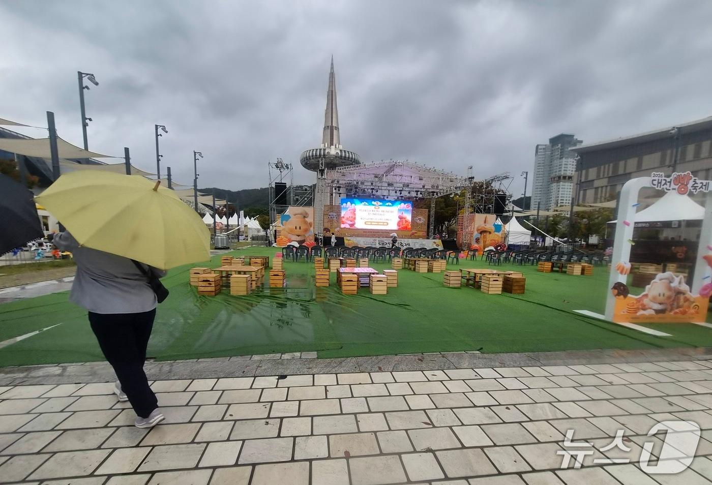 본문 이미지 - '2026 대전 빵 축제'가 열린 지난 18일 많은 비가 내린 축제장 모습 (독자 제공) / 뉴스1