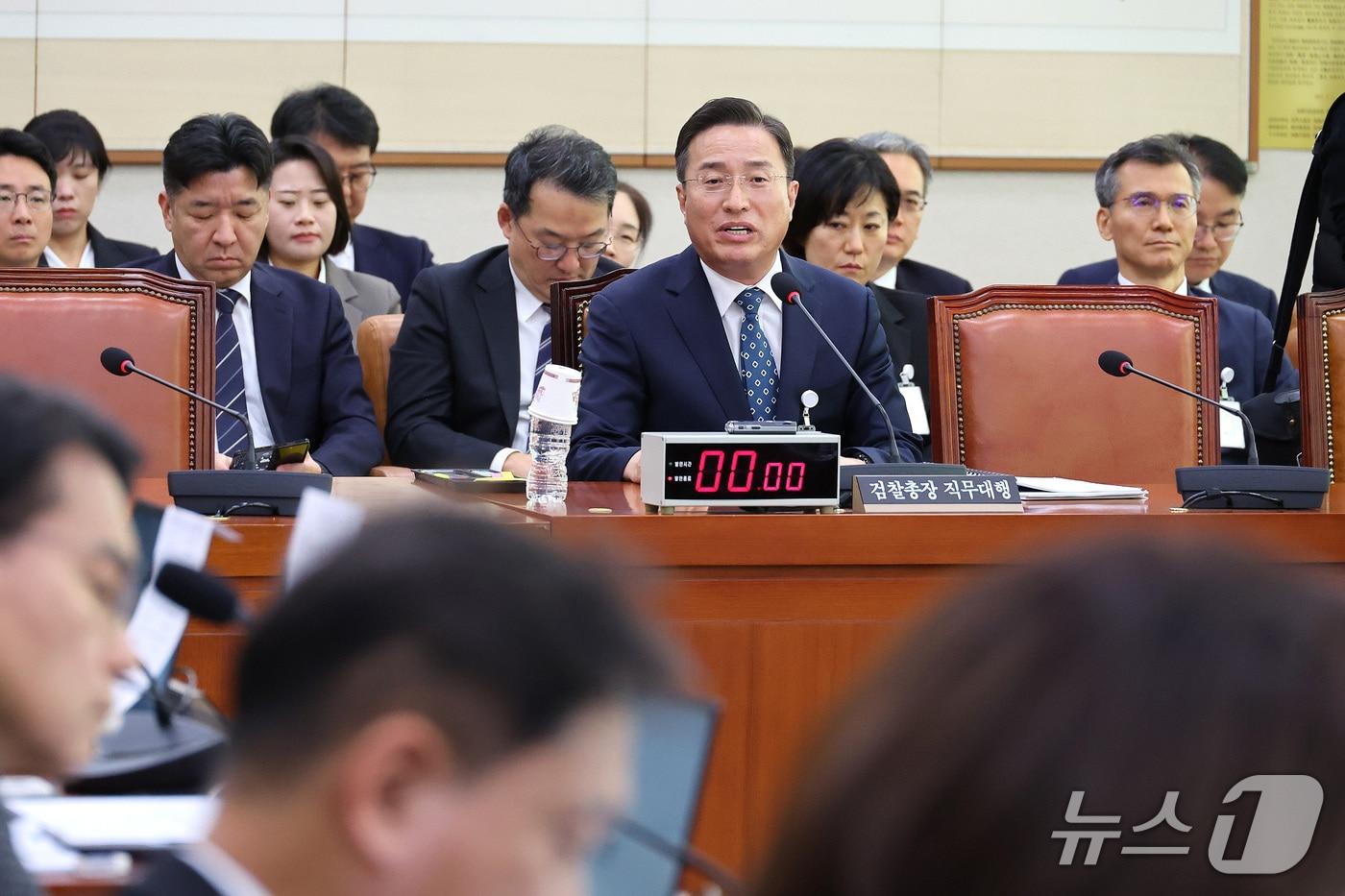 본문 이미지 - 이정현 검찰총장 직무대행이 22일 서울 여의도 국회에서 열린 법제사법위원회의 공소청에 대한 국정감사에서 의원 질의에 답변하고 있다. 2026.10.22 ⓒ 뉴스1 신웅수 기자