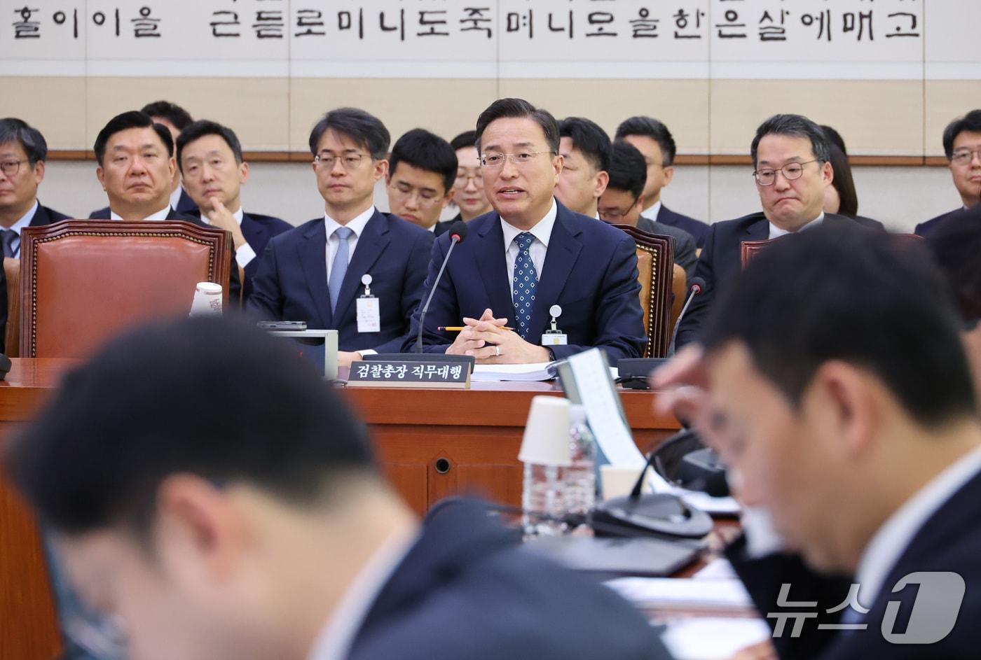 본문 이미지 - 이정현 공소청장 직무대행이 22일 서울 여의도 국회에서 열린 법제사법위원회의 공소청에 대한 국정감사에서 의원 질의에 답변하고 있다. 2026.10.22 ⓒ 뉴스1 신웅수 기자