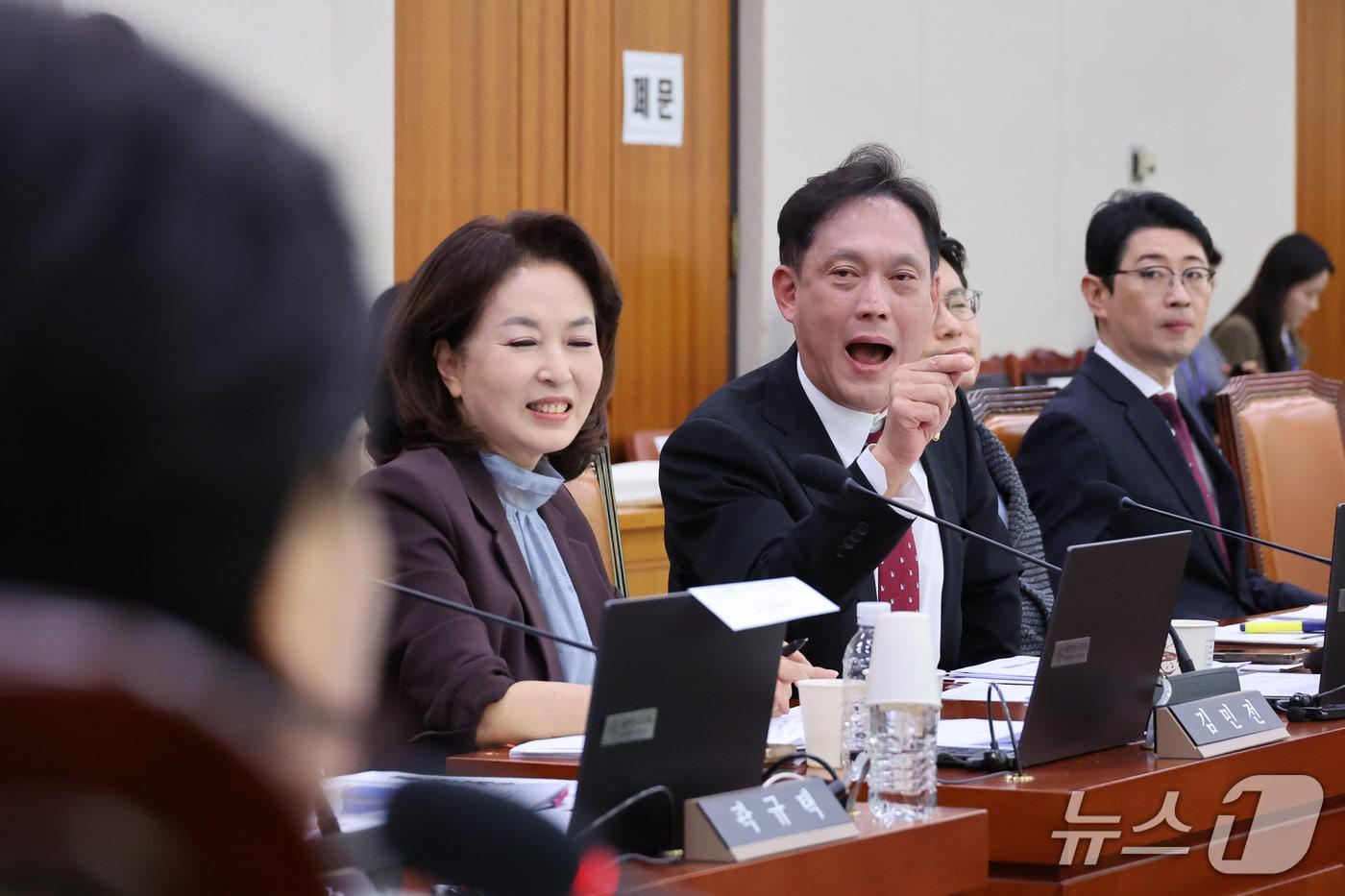 본문 이미지 - 김태규 국민의힘 의원이 22일 서울 여의도 국회에서 열린 법제사법위원회의 공소청에 대한 국정감사에서 서영교 위원장에게 항의하고 있다. 2026.10.22 ⓒ 뉴스1 신웅수 기자