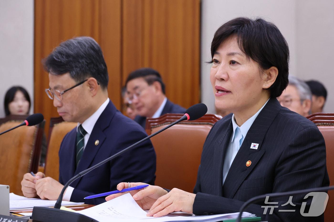 본문 이미지 - 송미령 농림축산식품부 장관이 22일 서울 여의도 국회에서 열린 농림축산식품해양수산위원회의 농림축산식품부 등에 대한 종합감사에서 의원 질의에 답변하고 있다. 2026.10.22 ⓒ 뉴스1 신웅수 기자