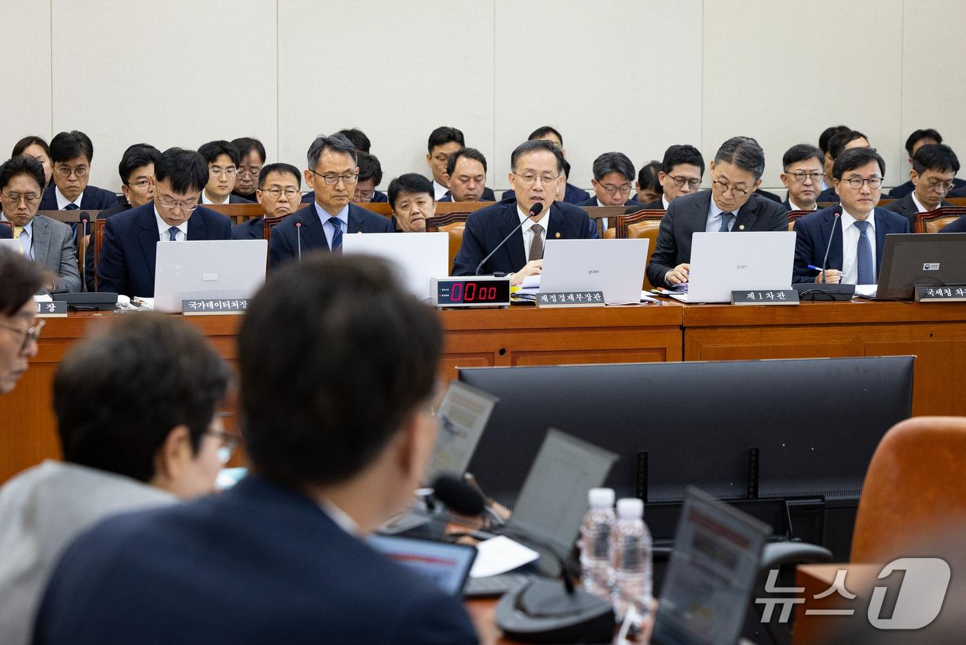 본문 이미지 - 이형일 부총리 겸 재정경제부 장관이 22일 서울 여의도 국회에서 열린 재정경제기획위원회의 재정경제부 등에 대한 국정감사 종합감사에 출석해 의원 질의에 답하고 있다. 2026.10.22 ⓒ 뉴스1 유승관 기자