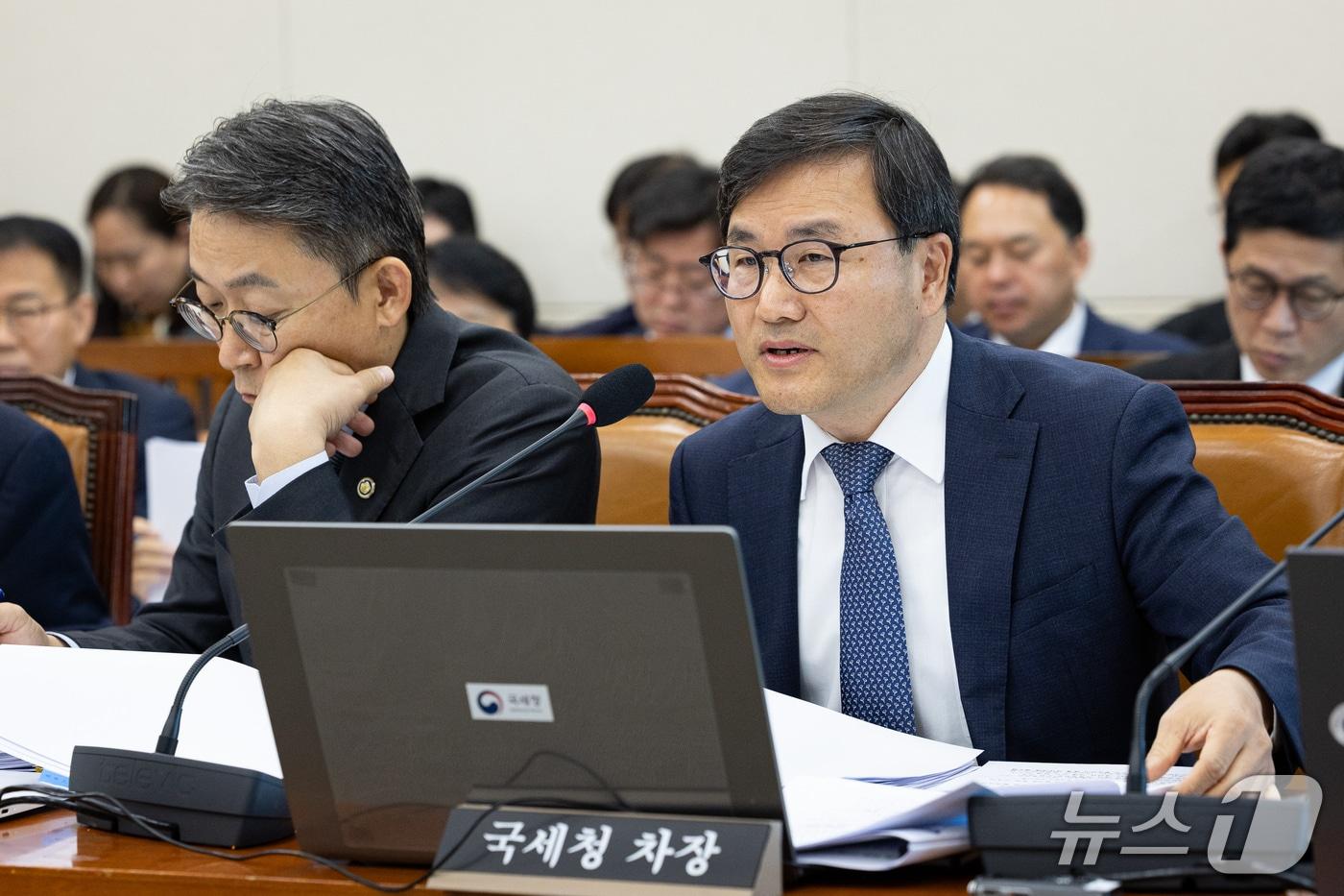 본문 이미지 - 박해영 국세청 차장이 22일 서울 여의도 국회에서 열린 재정경제기획위원회의 재정경제부 등에 대한 국정감사 종합감사에 출석해 의원 질의에 답하고 있다. 2026.10.22 ⓒ 뉴스1 유승관 기자