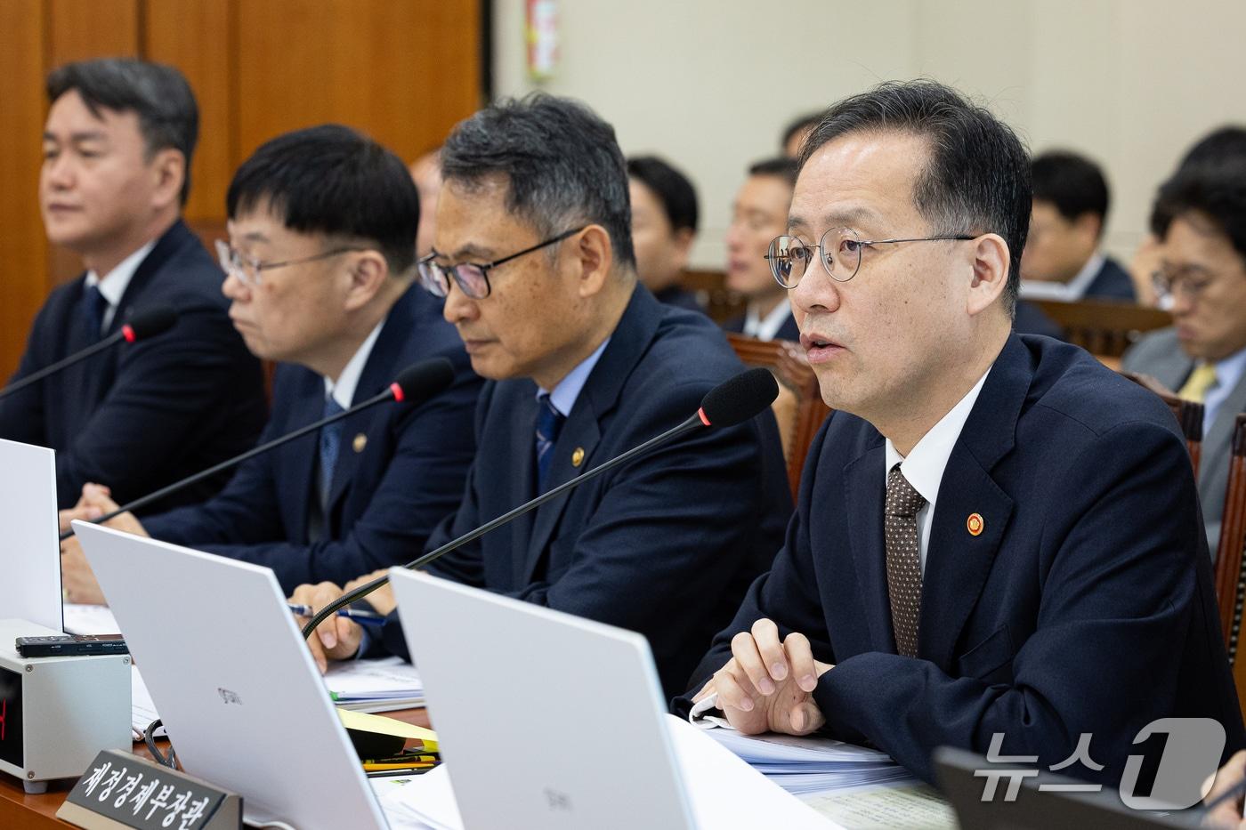 본문 이미지 - 이형일 부총리 겸 재정경제부 장관이 22일 서울 여의도 국회에서 열린 재정경제기획위원회의 재정경제부 등에 대한 국정감사 종합감사에 출석해 의원 질의에 답하고 있다. ⓒ 뉴스1 유승관 기자