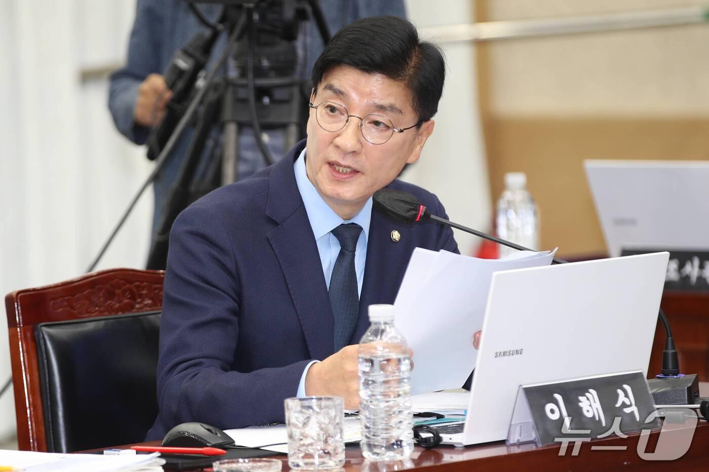 본문 이미지 - 이해식 더불어민주당 의원이 22일 오전 제주도청 탐라홀에서 열린 국회 행정안전위원회의 제주도 국정감사에서 질의하고 있다. 2026.10.22 ⓒ 뉴스1 오미란 기자
