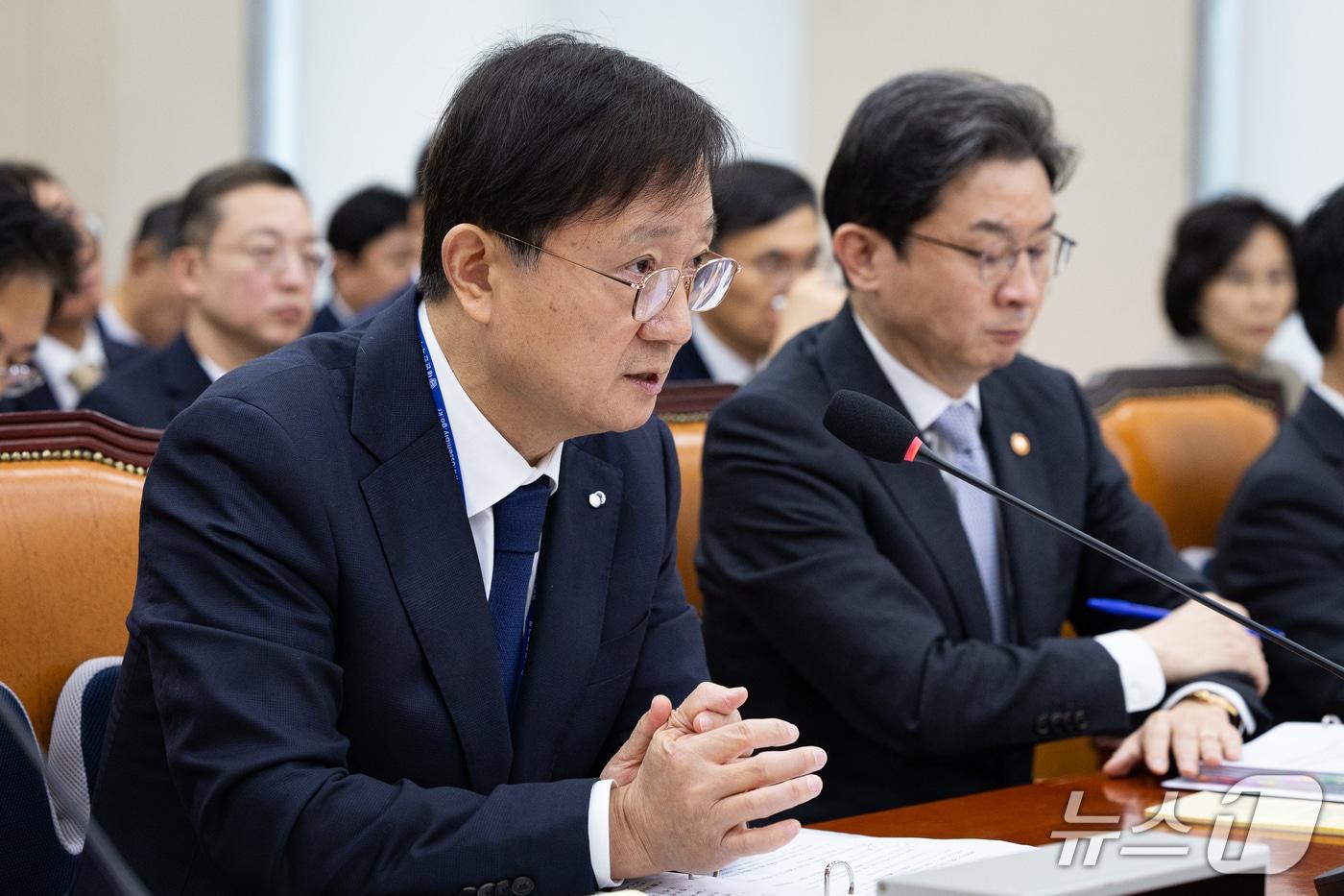 본문 이미지 - 이찬진 금융감독원장이 22일 서울 여의도 국회에서 열린 정무위원회의 금융위원회, 금융감독원 등에 대한 국정감사 종합감사에 출석해 의원 질의에 답하고 있다. 2026.10.22 ⓒ 뉴스1 유승관 기자