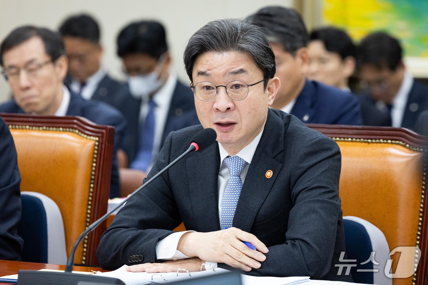 본문 이미지 - 이억원 금융위원장이 22일 서울 여의도 국회에서 열린 정무위원회의 금융위원회, 금융감독원 등에 대한 국정감사 종합감사에 출석해 의원 질의에 답하고 있다. 2026.10.22 ⓒ 뉴스1 유승관 기자