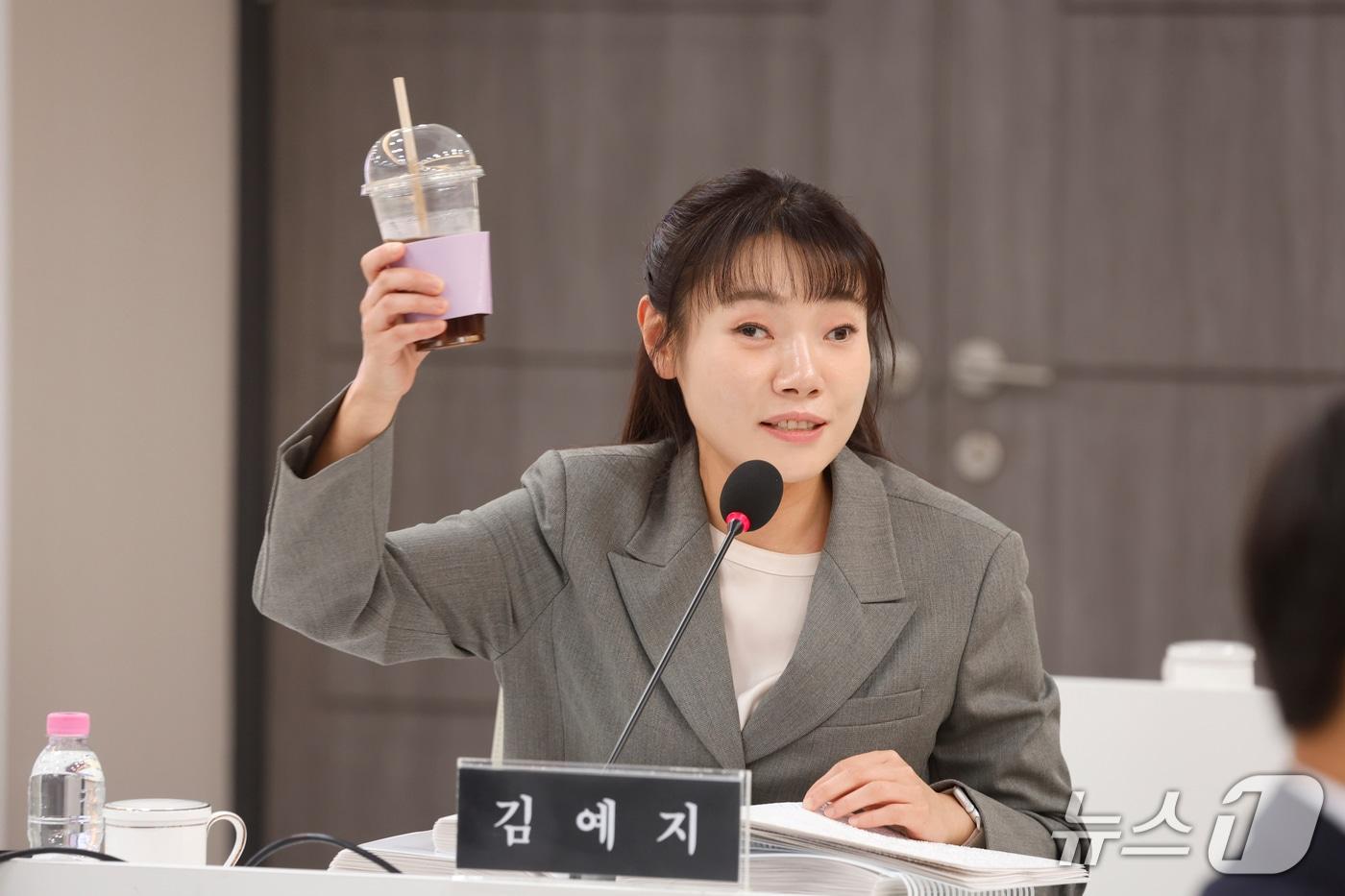 본문 이미지 - 김예지 국민의힘 의원(비례)이 22일 전남광주통합특별시 광주청사 중회의실에서 열린 국회 행정안전위원회 국정 감사에서 질의하고 있다. ⓒ 뉴스1 김태성 기자