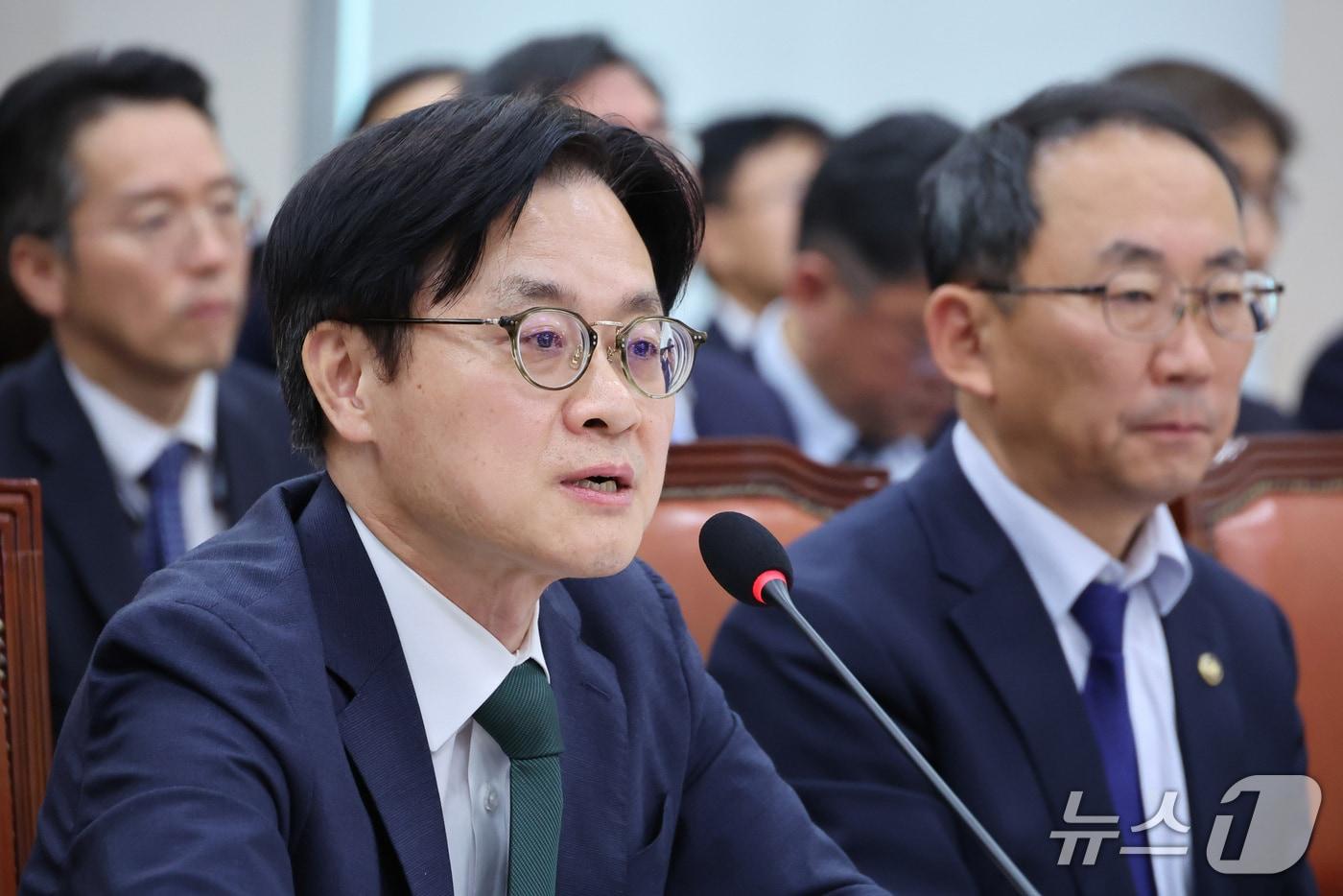 본문 이미지 - 김정관 산업통상부 장관이 22일 서울 여의도 국회에서 열린 산업통상자원중소벤처기업위원회의 산업통상부 등에 대한 종합감사에서 의원 질의에 답변하고 있다. 2026.10.22 ⓒ 뉴스1 신웅수 기자