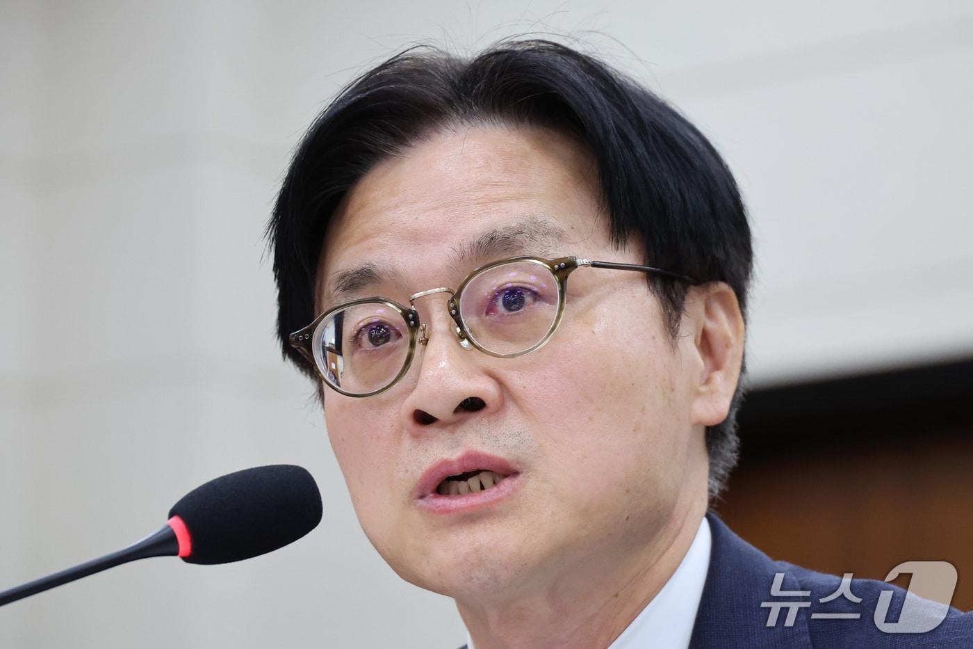 본문 이미지 - 김정관 산업통상부 장관이 22일 서울 여의도 국회에서 열린 산업통상자원중소벤처기업위원회의 산업통상부 등에 대한 종합감사에서 의원 질의에 답변하고 있다. 2026.10.22 ⓒ 뉴스1 신웅수 기자